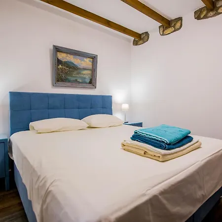 Alexander Aqua Oasis - Poolside Garden Getaway *