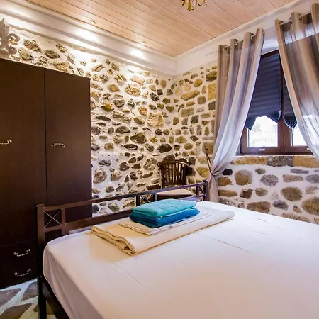 Alexander Aqua Oasis - Poolside Garden Getaway