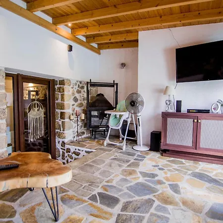 Alexander Aqua Oasis - Poolside Garden Getaway فيلة Evkarpia