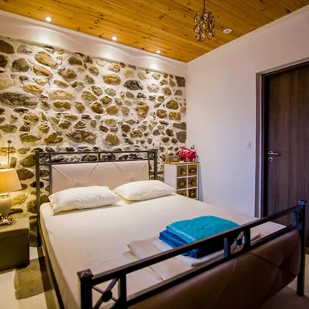 Alexander Aqua Oasis - Poolside Garden Getaway *