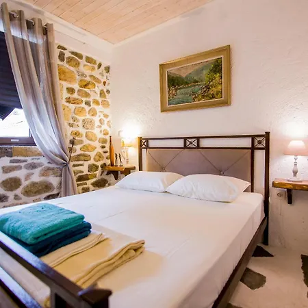 Alexander Aqua Oasis - Poolside Garden Getaway