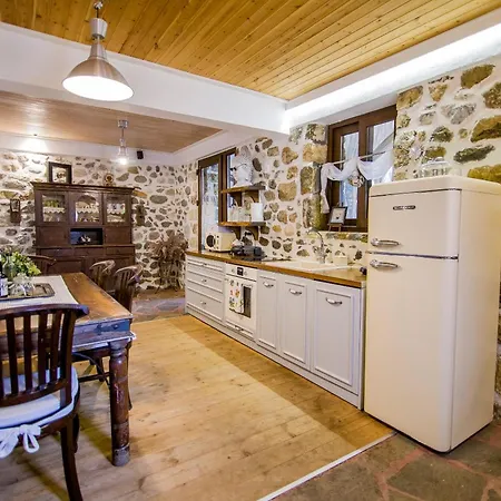 Alexander Aqua Oasis - Poolside Garden Getaway *