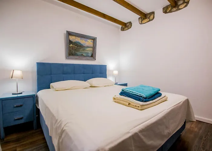 Alexander Aqua Oasis - Poolside Garden Getaway *