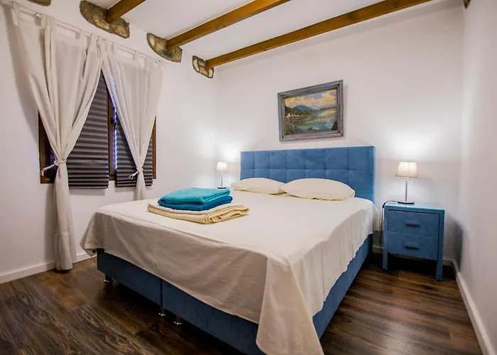 Alexander Aqua Oasis - Poolside Garden Getaway Willa *