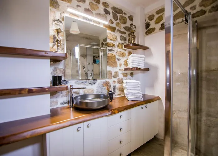 Alexander Aqua Oasis - Poolside Garden Getaway Willa *