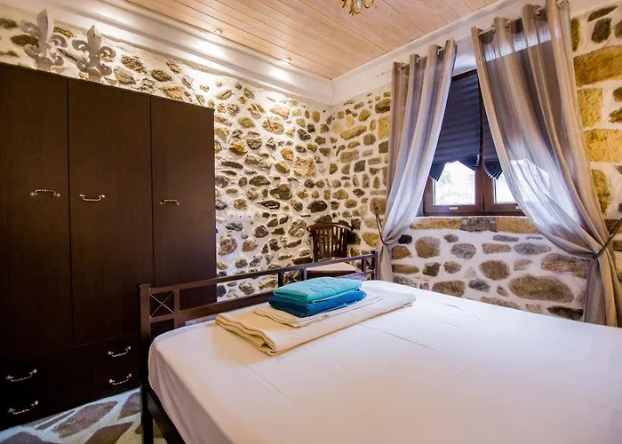 Alexander Aqua Oasis - Poolside Garden Getaway