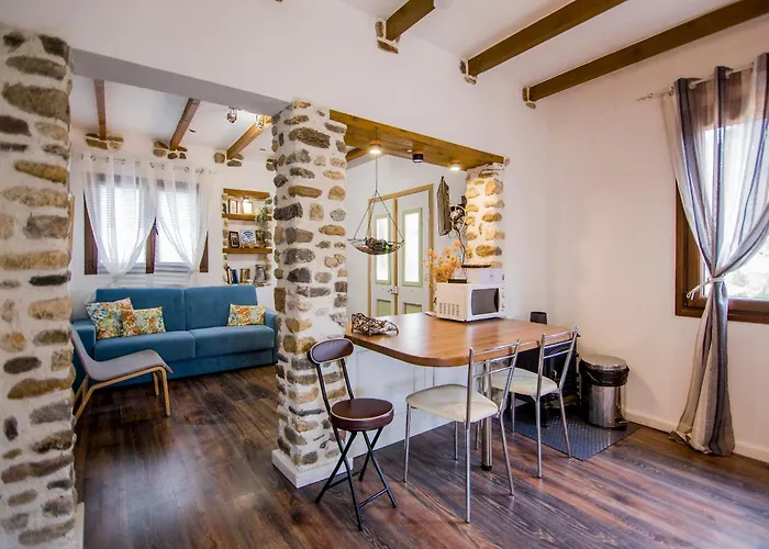 Alexander Aqua Oasis - Poolside Garden Getaway Willa