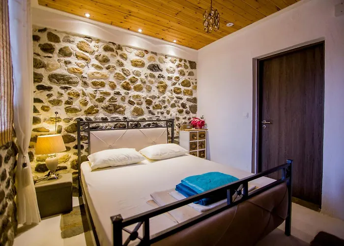 Alexander Aqua Oasis - Poolside Garden Getaway *