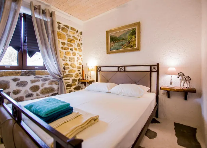 Alexander Aqua Oasis - Poolside Garden Getaway