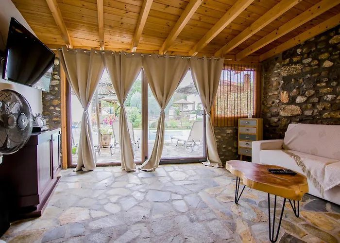 Alexander Aqua Oasis - Poolside Garden Getaway Willa