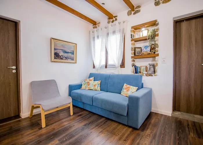 Alexander Aqua Oasis - Poolside Garden Getaway Willa