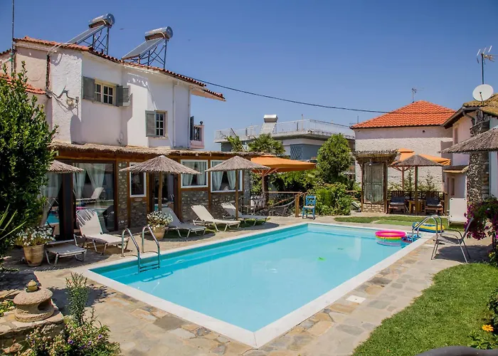 Alexander Aqua Oasis - Poolside Garden Getaway Willa *