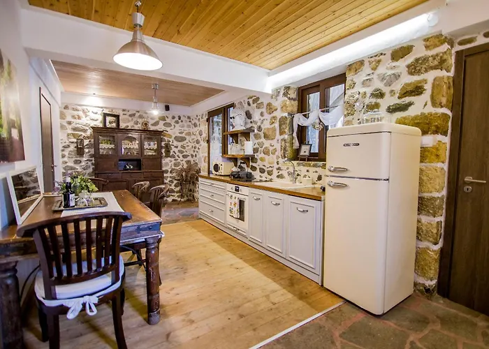 Alexander Aqua Oasis - Poolside Garden Getaway *