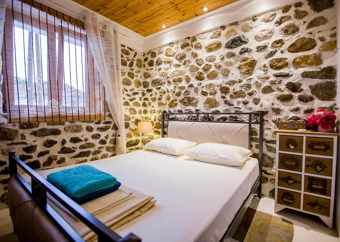 Alexander Aqua Oasis - Poolside Garden Getaway Willa