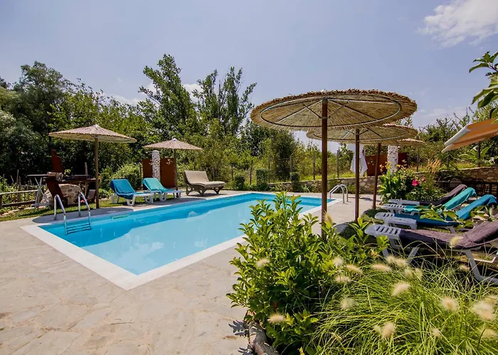 Alexander Aqua Oasis - Poolside Garden Getaway Willa *